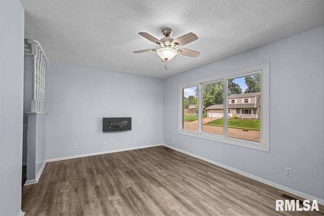 5824 HILLANDALE Road, Davenport, IA 52806