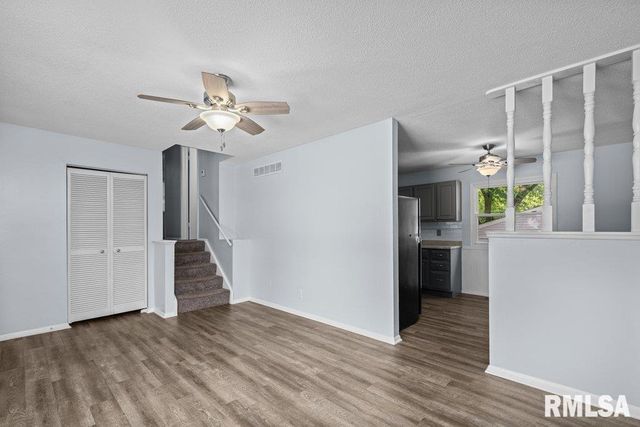 5824 HILLANDALE Road, Davenport, IA 52806