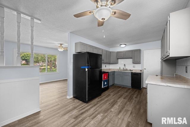 5824 HILLANDALE Road, Davenport, IA 52806