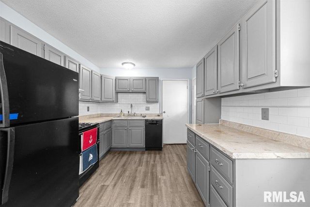 5824 HILLANDALE Road, Davenport, IA 52806