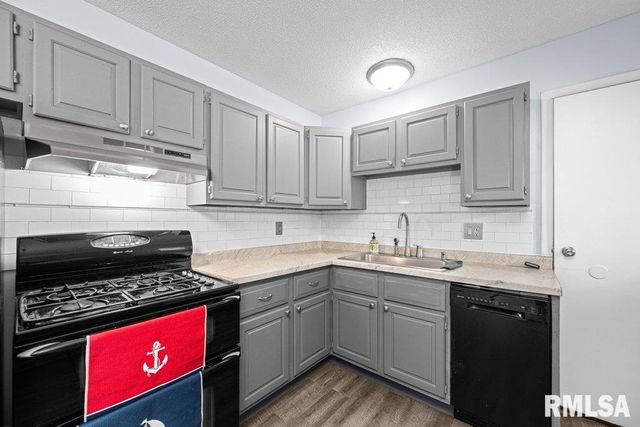 5824 HILLANDALE Road, Davenport, IA 52806