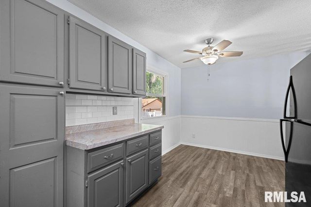 5824 HILLANDALE Road, Davenport, IA 52806