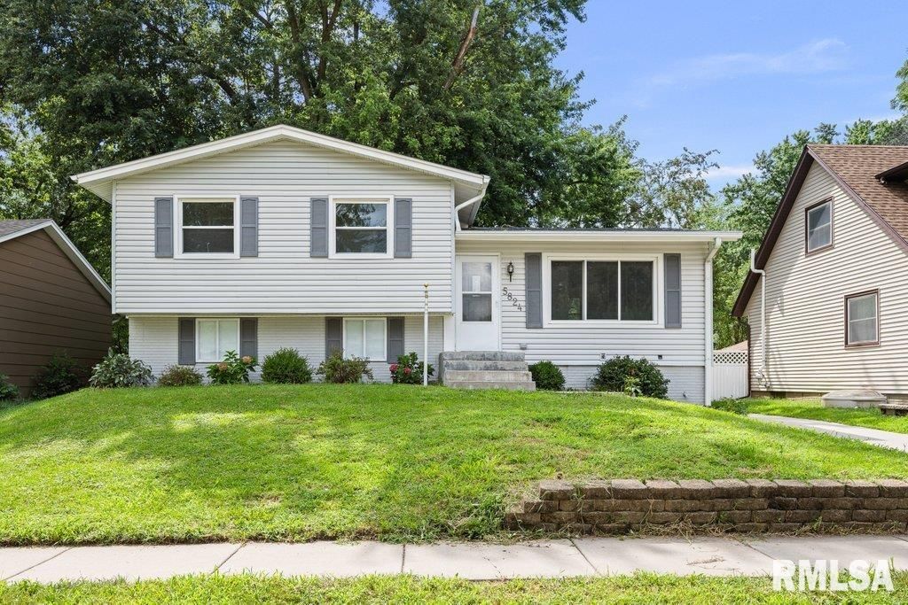 5824 HILLANDALE Road, Davenport, IA 52806