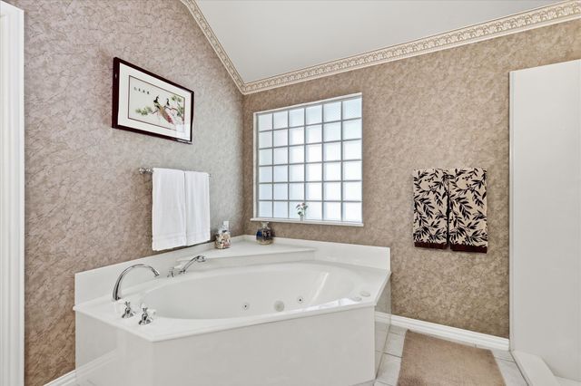144 Saddle Brook Drive, Hudson Oaks, TX 76087
