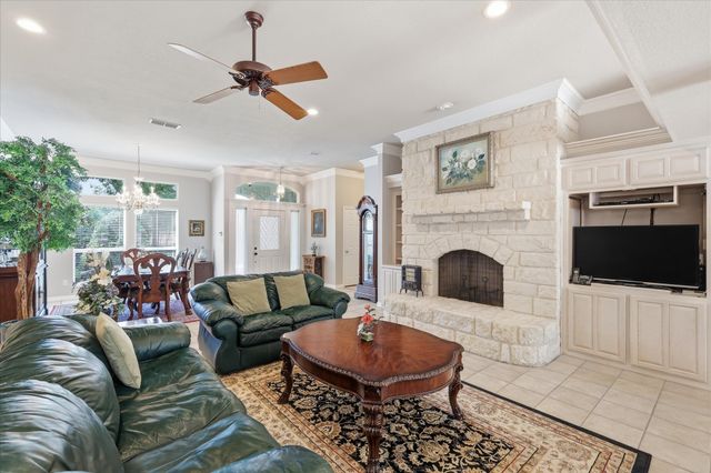 144 Saddle Brook Drive, Hudson Oaks, TX 76087