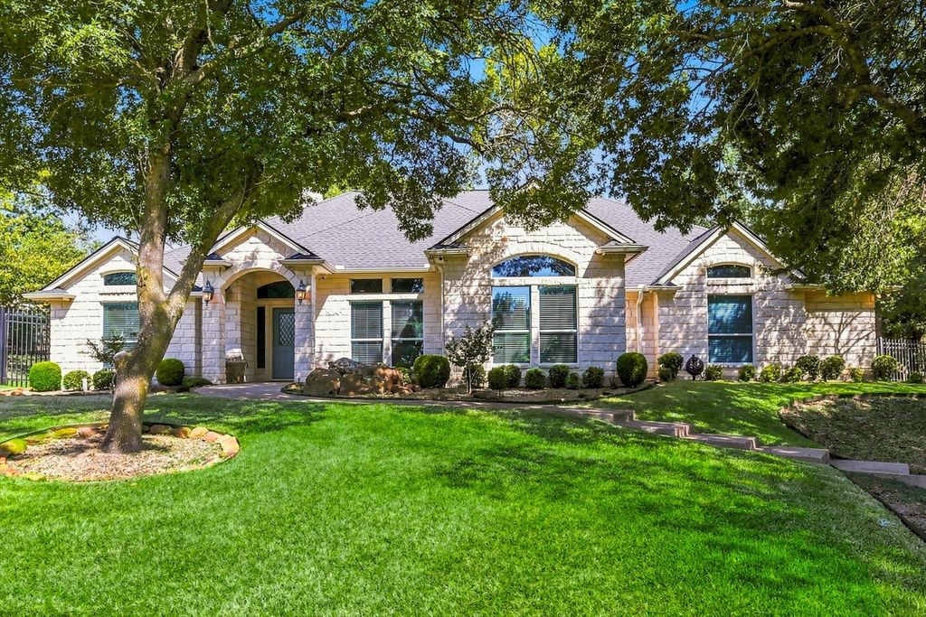 144 Saddle Brook Drive, Hudson Oaks, TX 76087