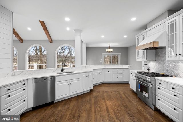 17 HARBOURTON RIDGE DR, Pennington, NJ 08534