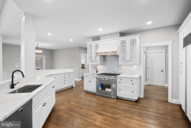 17 HARBOURTON RIDGE DR, Pennington, NJ 08534
