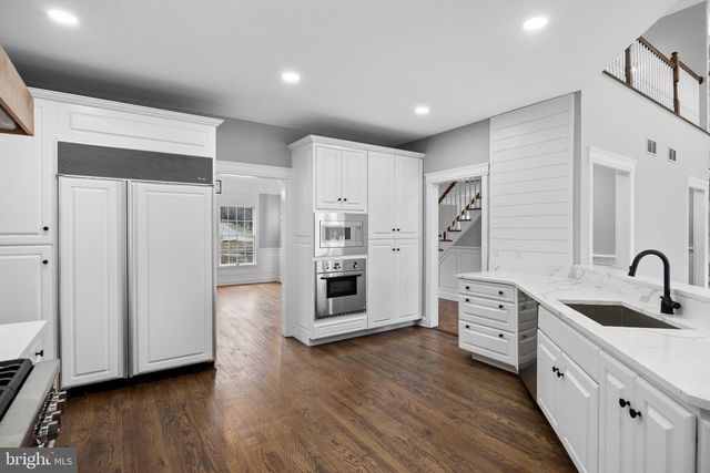 17 HARBOURTON RIDGE DR, Pennington, NJ 08534