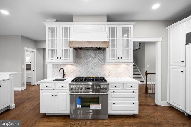 17 HARBOURTON RIDGE DR, Pennington, NJ 08534