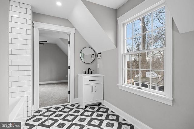 17 HARBOURTON RIDGE DR, Pennington, NJ 08534