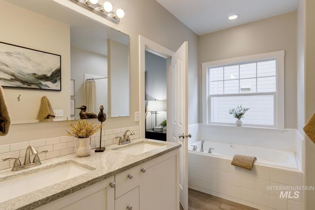 5572 W School Ridge Rd, Boise, ID 83714