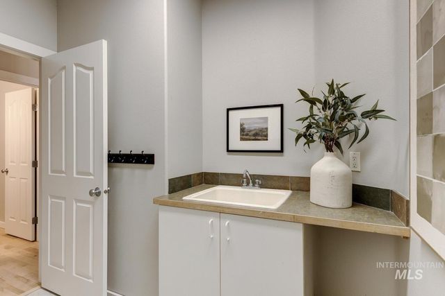 5572 W School Ridge Rd, Boise, ID 83714