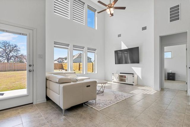 631 Breeze Hollow LN, Georgetown, TX 78628