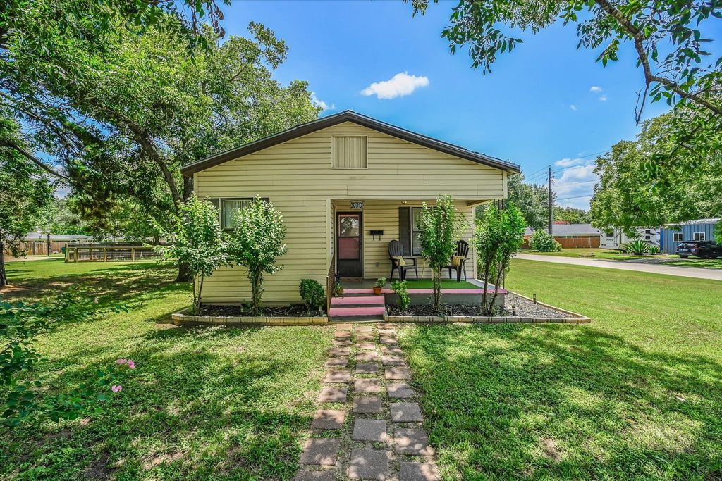 800 Wilkes ST, Smithville, TX 78957