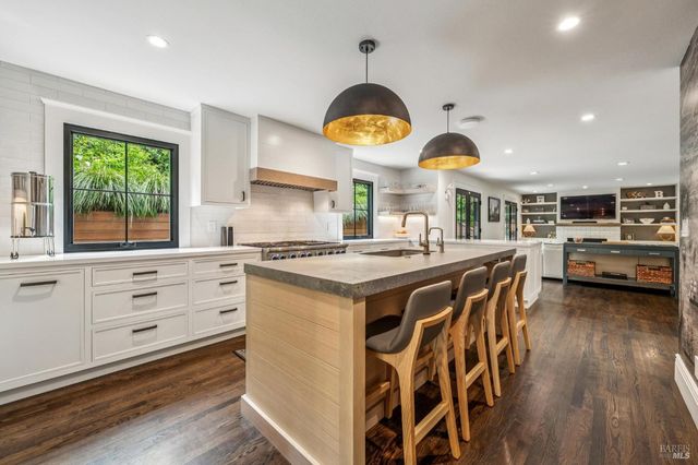 9 Coach Rd, Mill Valley, CA 94941