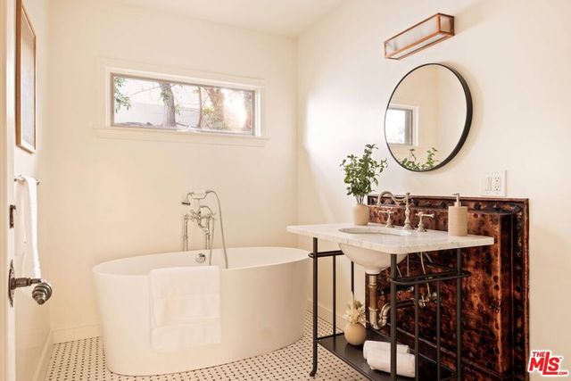 4818 Bonvue Avenue, Los Angeles, CA 90027