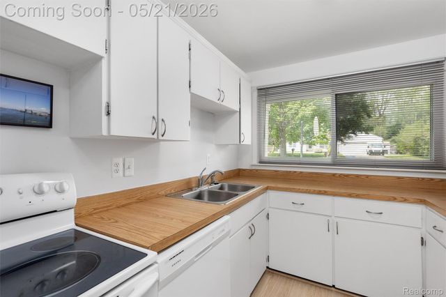 34685 Bridgeman Street, Farmington Hills, MI 48335