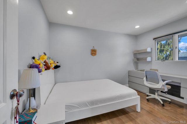 5 Hillvale Road, Syosset, NY 11791