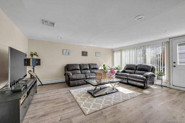 5 Hillvale Road, Syosset, NY 11791