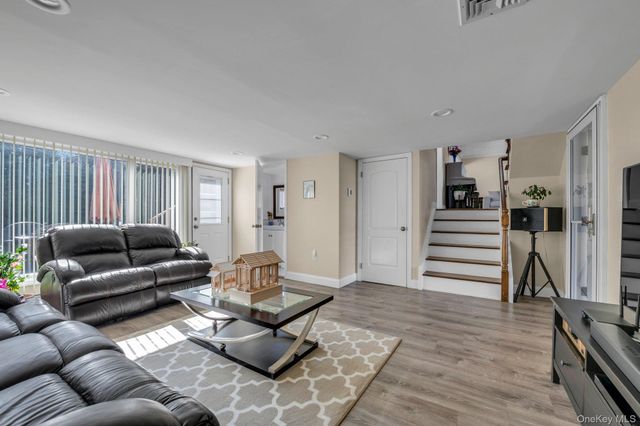 5 Hillvale Road, Syosset, NY 11791