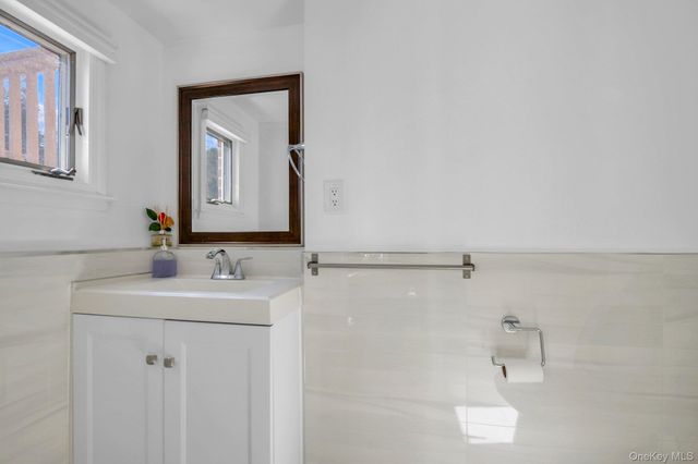 5 Hillvale Road, Syosset, NY 11791