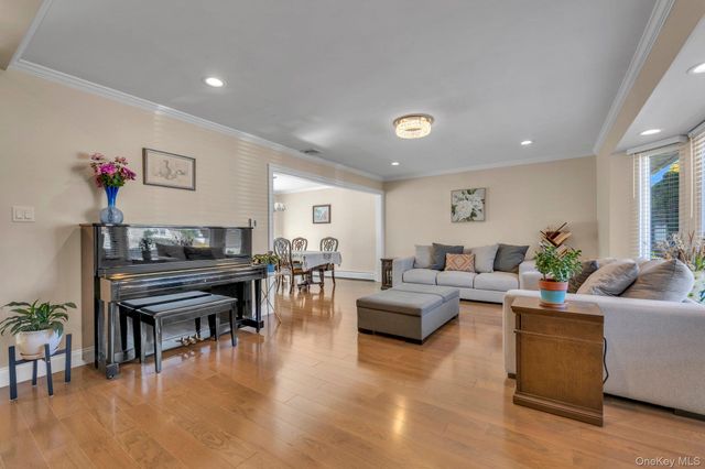 5 Hillvale Road, Syosset, NY 11791