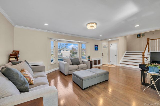 5 Hillvale Road, Syosset, NY 11791