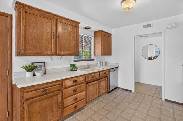 7335 Lindale Dr, Sacramento, CA 95828