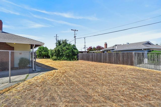 7335 Lindale Dr, Sacramento, CA 95828