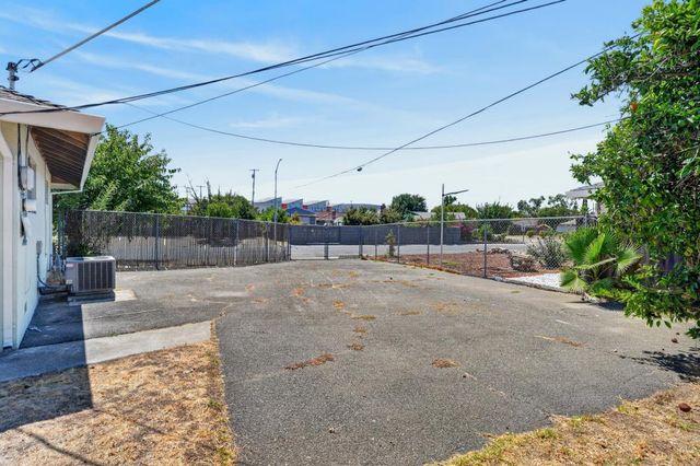 7335 Lindale Dr, Sacramento, CA 95828