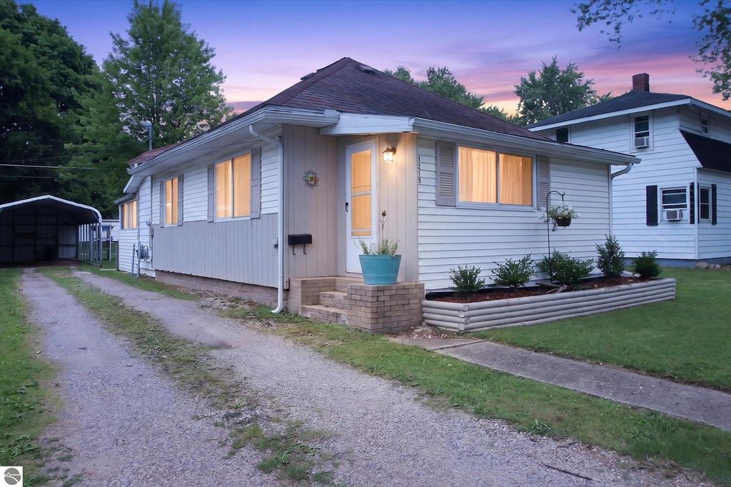 Image 1 of property listing at 1215 Rosedale Street, Alma, MI 48801