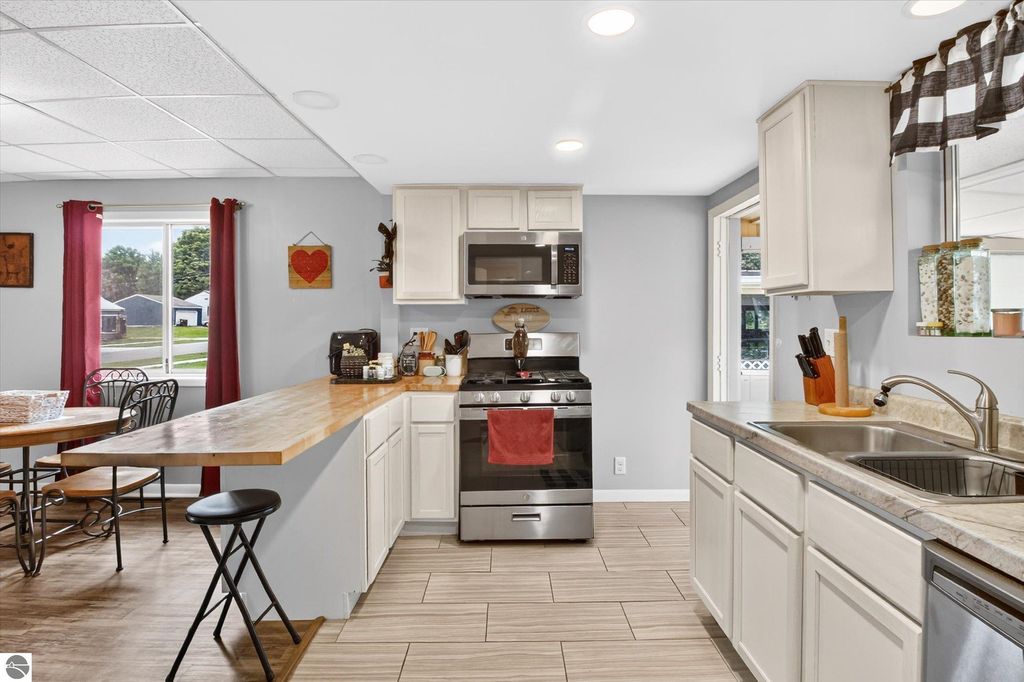 Image 14 of property listing at 1215 Rosedale Street, Alma, MI 48801