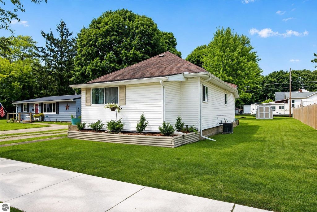 Image 2 of property listing at 1215 Rosedale Street, Alma, MI 48801