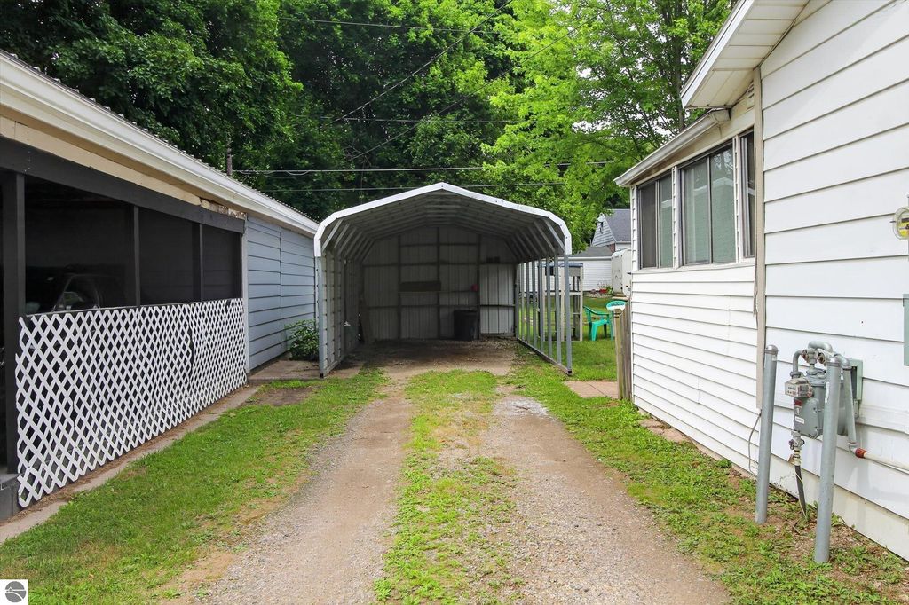 Image 25 of property listing at 1215 Rosedale Street, Alma, MI 48801