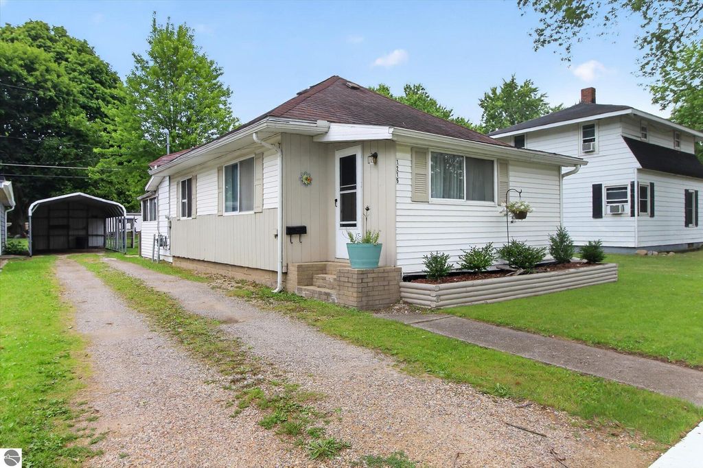 Image 4 of property listing at 1215 Rosedale Street, Alma, MI 48801