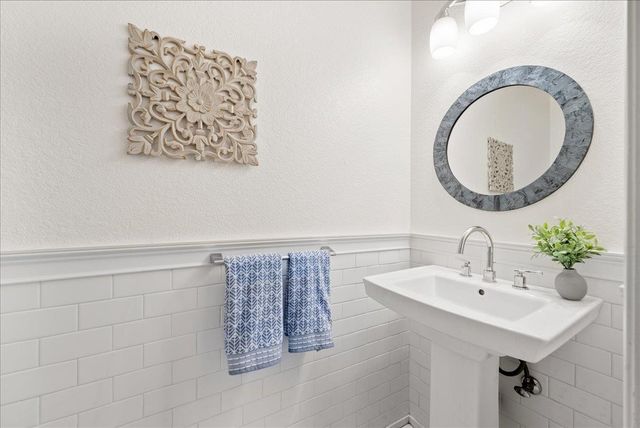 115 Valley Oak Dr, Roseville, CA 95678