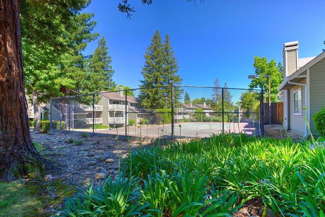 115 Valley Oak Dr, Roseville, CA 95678