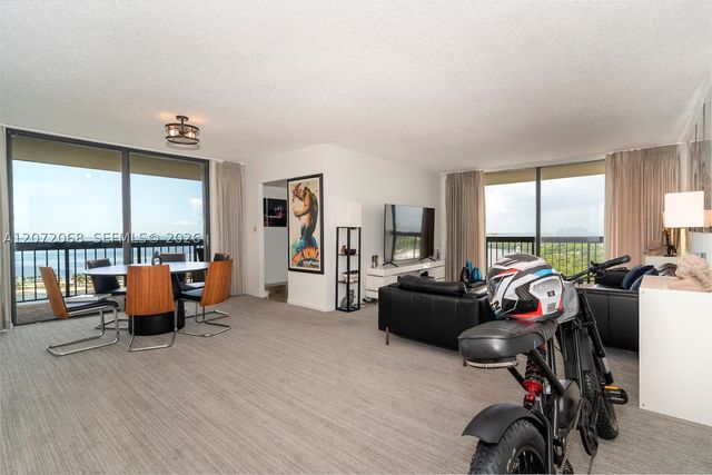 2333 Brickell Ave 2212, Miami, FL 33129