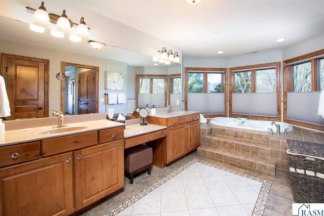 204 Woodhill Court, Mankato, MN 56001