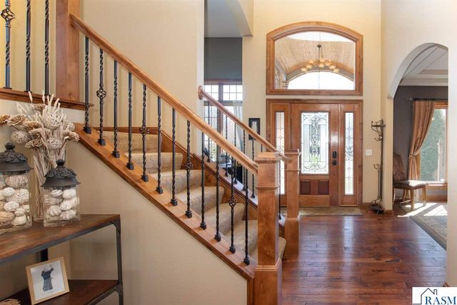 204 Woodhill Court, Mankato, MN 56001