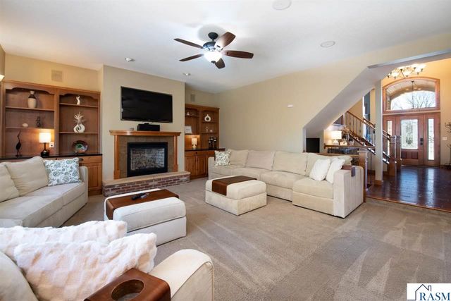204 Woodhill Court, Mankato, MN 56001