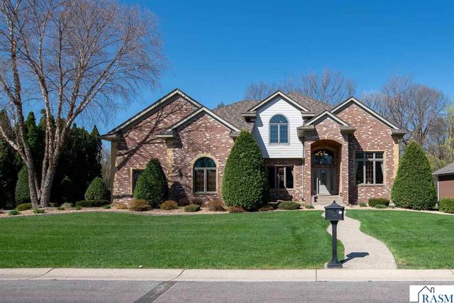204 Woodhill Court, Mankato, MN 56001