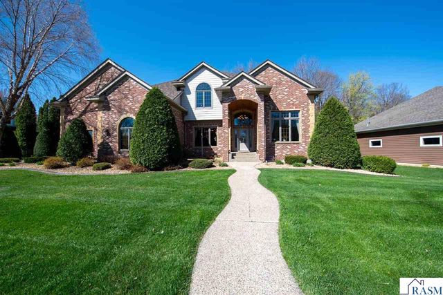 204 Woodhill Court, Mankato, MN 56001