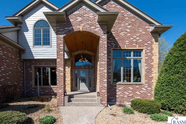 204 Woodhill Court, Mankato, MN 56001