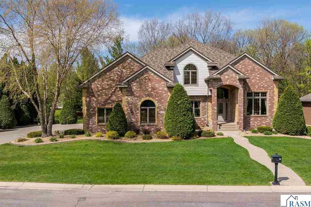 204 Woodhill Court, Mankato, MN 56001