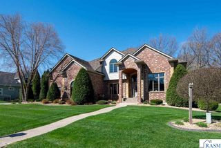 204 Woodhill Court, Mankato, MN 56001
