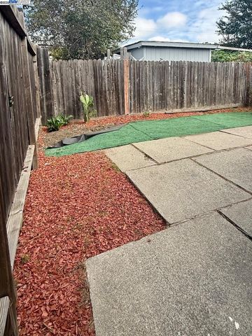 10600 Pippin St, Oakland, CA 94603