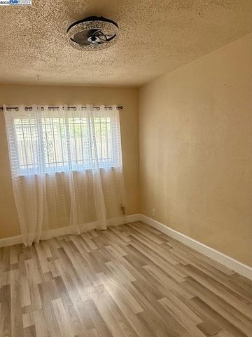 10600 Pippin St, Oakland, CA 94603