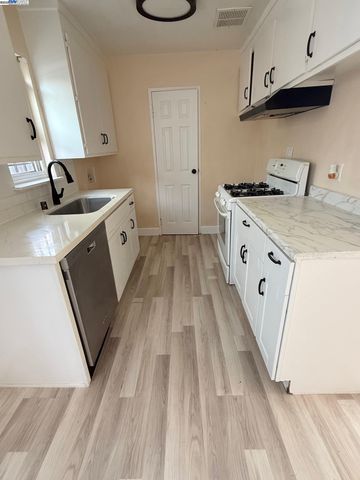 10600 Pippin St, Oakland, CA 94603